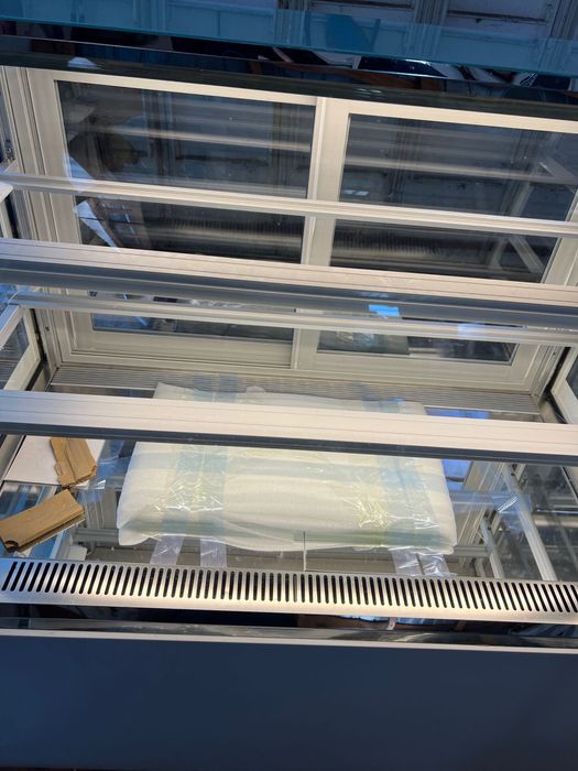 Vitrina frigorifica pentru cofetarie produs NOU