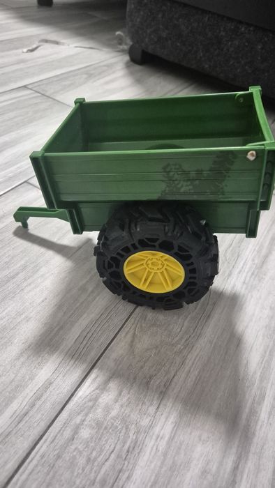 Vand tractor john deere cu remorca