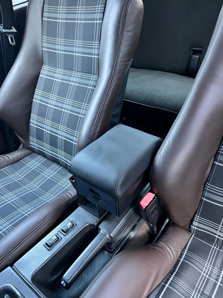Cotiera BMW E30 cu suport de pahare