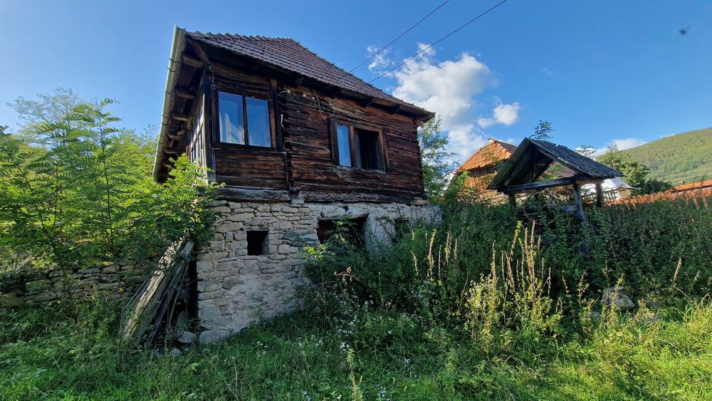 Vând casă și teren