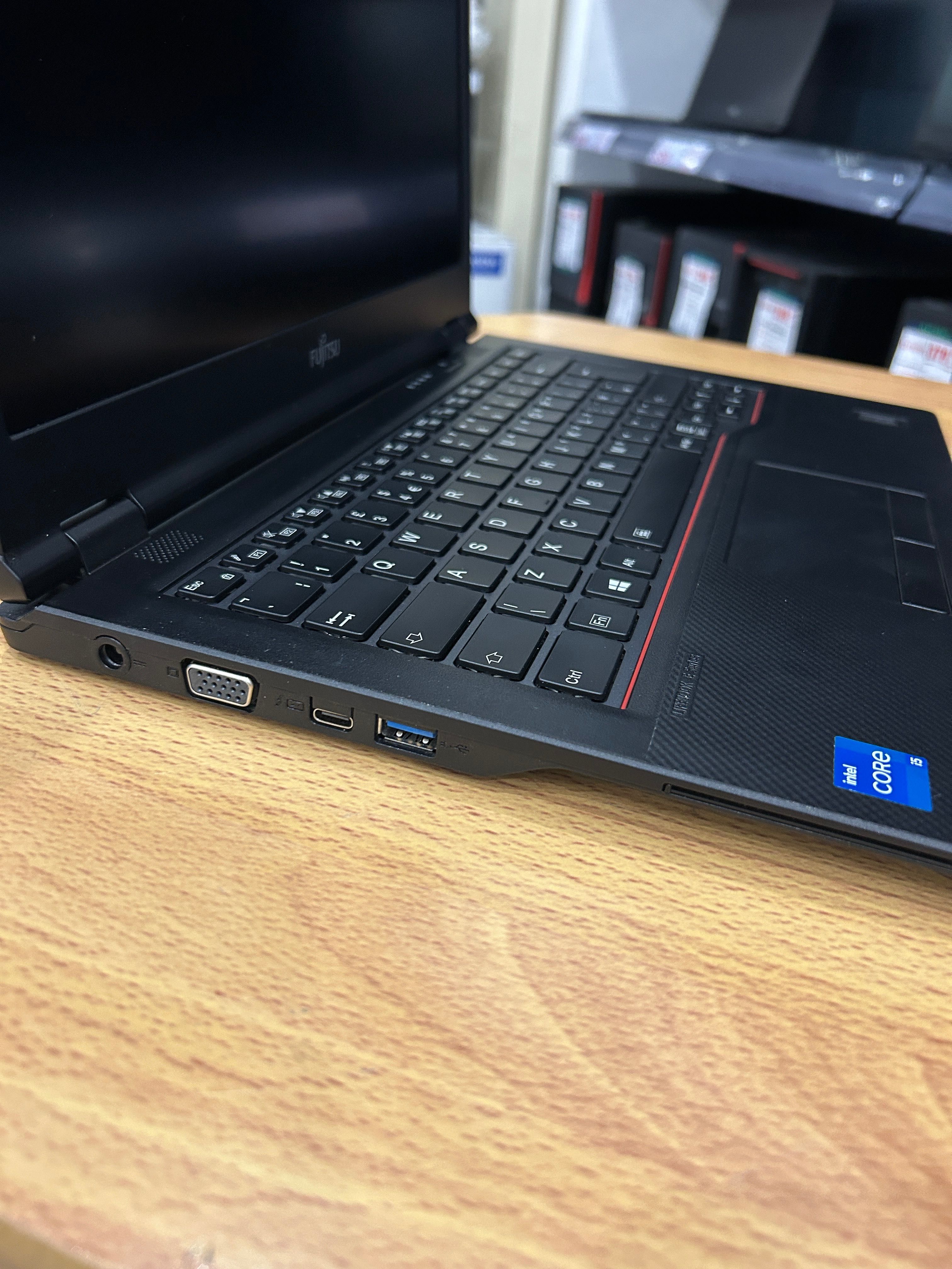 Като нов! Лаптоп Fujitsu E5411 i5-1135/8GB RAM/256GB с 3 мес. гар.