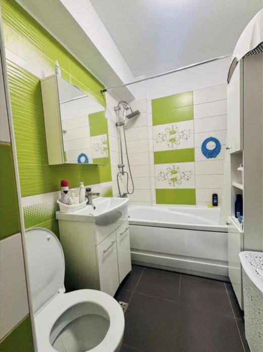 Vand apartament cu 2 camere si parcare privata