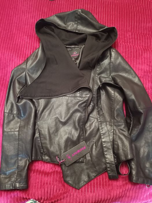 Продам женскую кожанку,косуха с капюшоном!