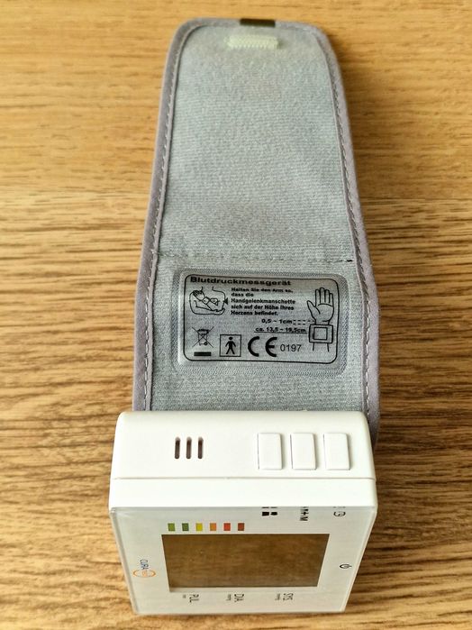 Tensiometru digital antebrat Curamed MD 12802 cu ghid vocal engleza