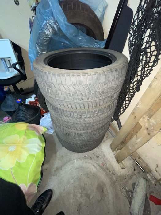 Продавам четири броя зимни гуми 235/45/18