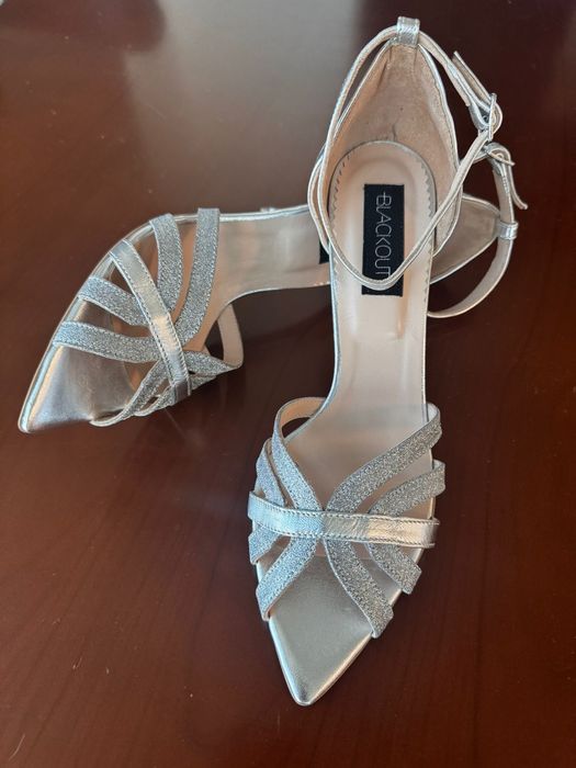 Vand sandale pe comanda