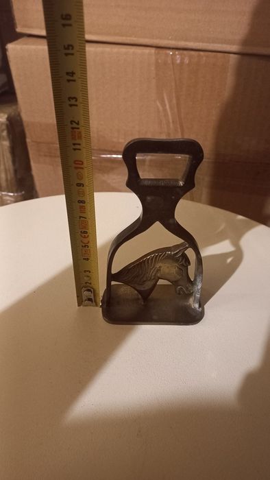 Бронзова отварачка с изображение на кон