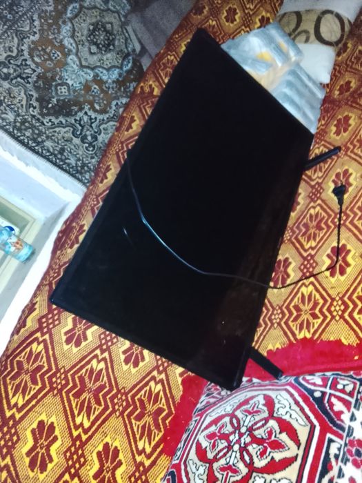 Vând plasmă aproape nouă 80 cm are și internet modelul este VORTEX