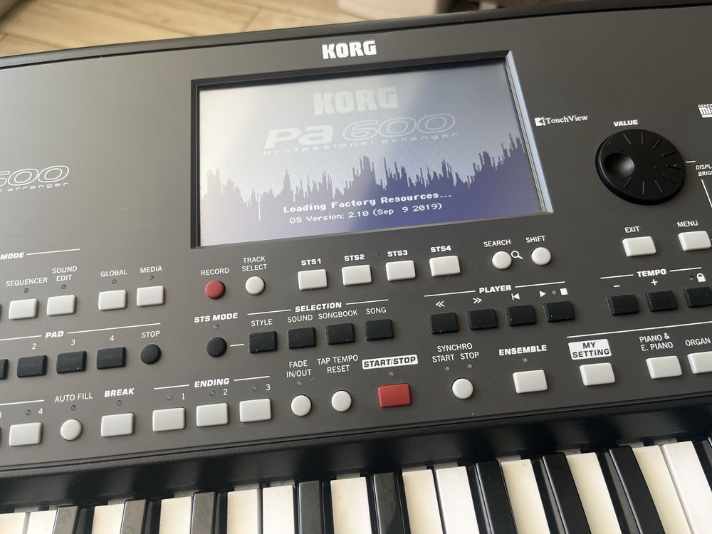 Korg Pa600 със зареден сет