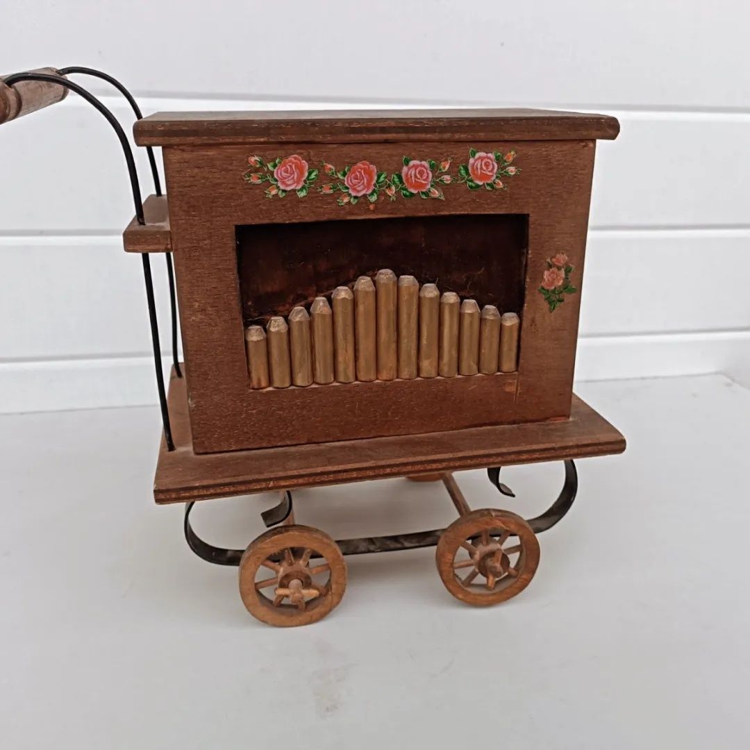 Ретро дървен макет на музикална количка латерна. Внос Холандия
Цена 90