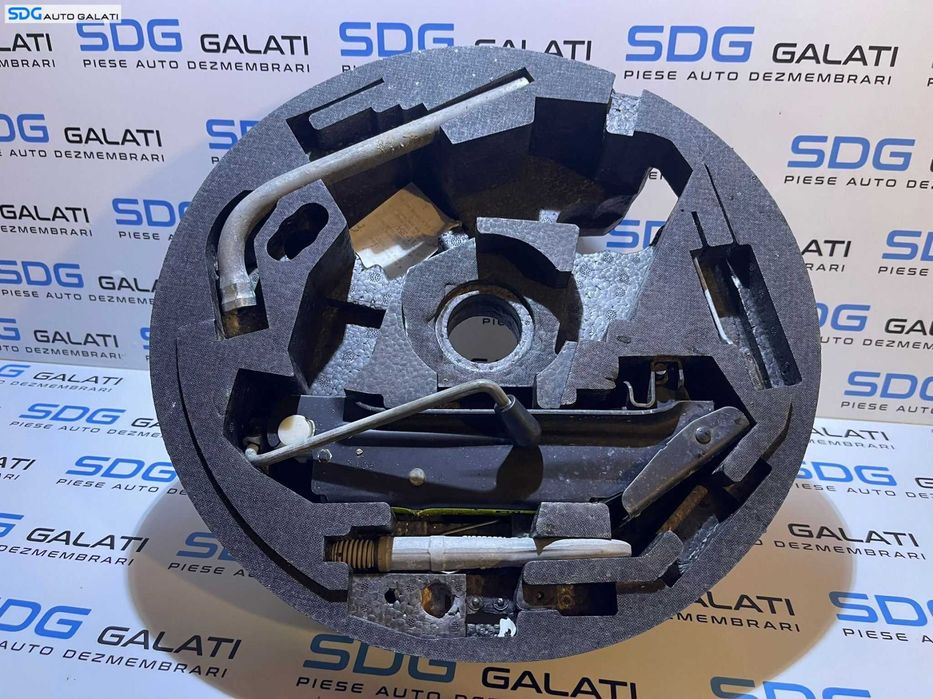 Suport Spuma Cric Coarba Cheie Roti Cui Infiletant de la Roata Janta Rezerva Slim Portbagaj Volkswagen Golf 6 2008 - 2013 Cod 8P0012109E