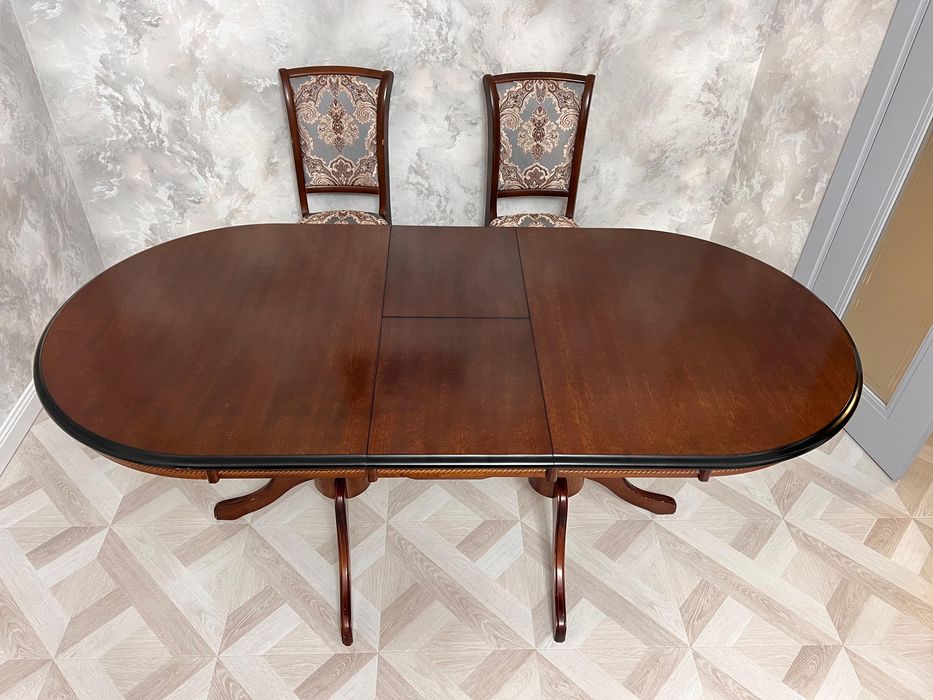 Стол и шесть стульев