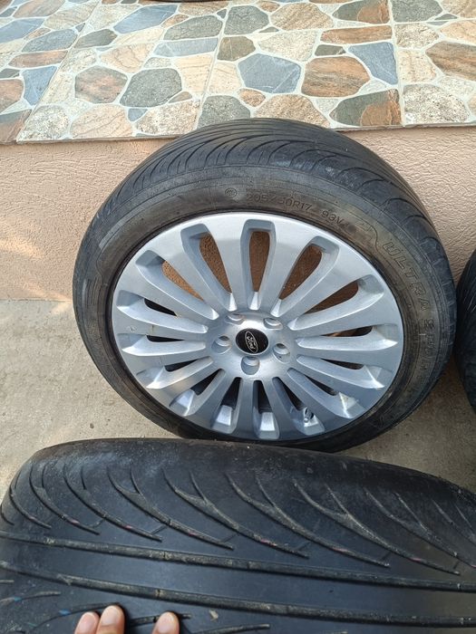 Jante aliaj cu anvelope R16 si R17 Ford