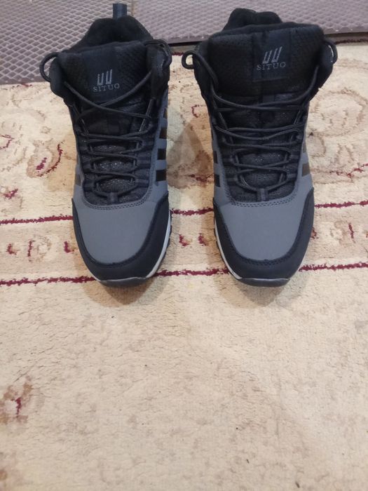 Продам кроссовки осень весна новые