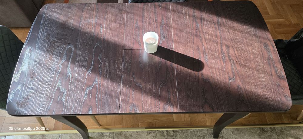 Трепезна маса за хранене