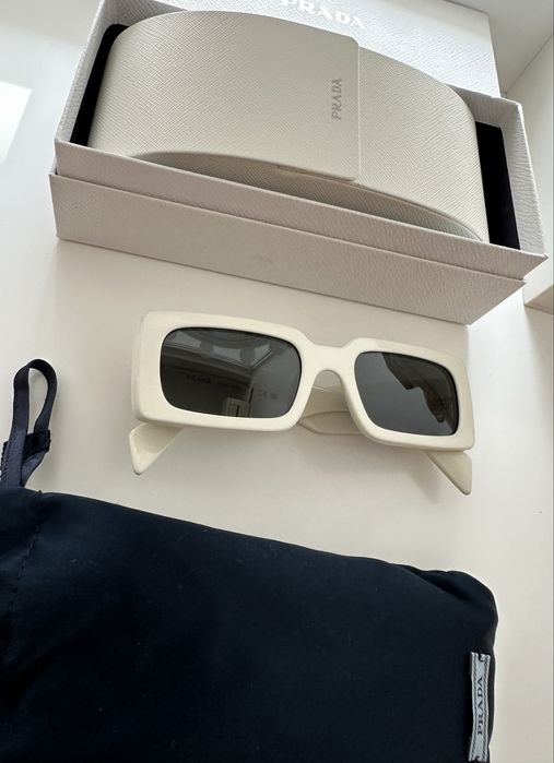 Слънчеви очила PRADA с бели рамки. Оригинални