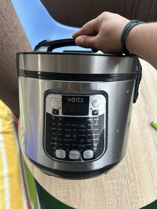 Мултикукър VOLTZ 5L 930W