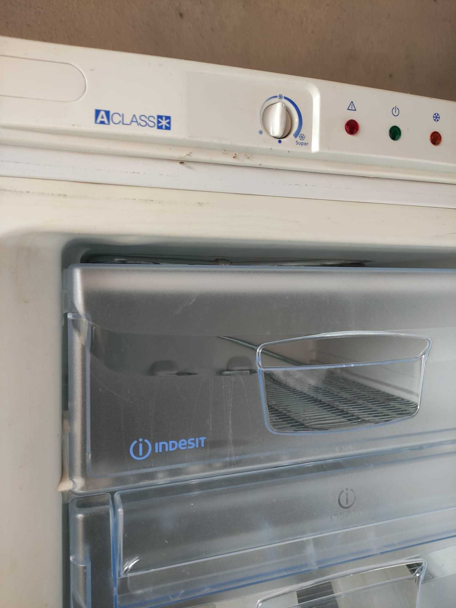 Фризер Indesit свободно стоящ