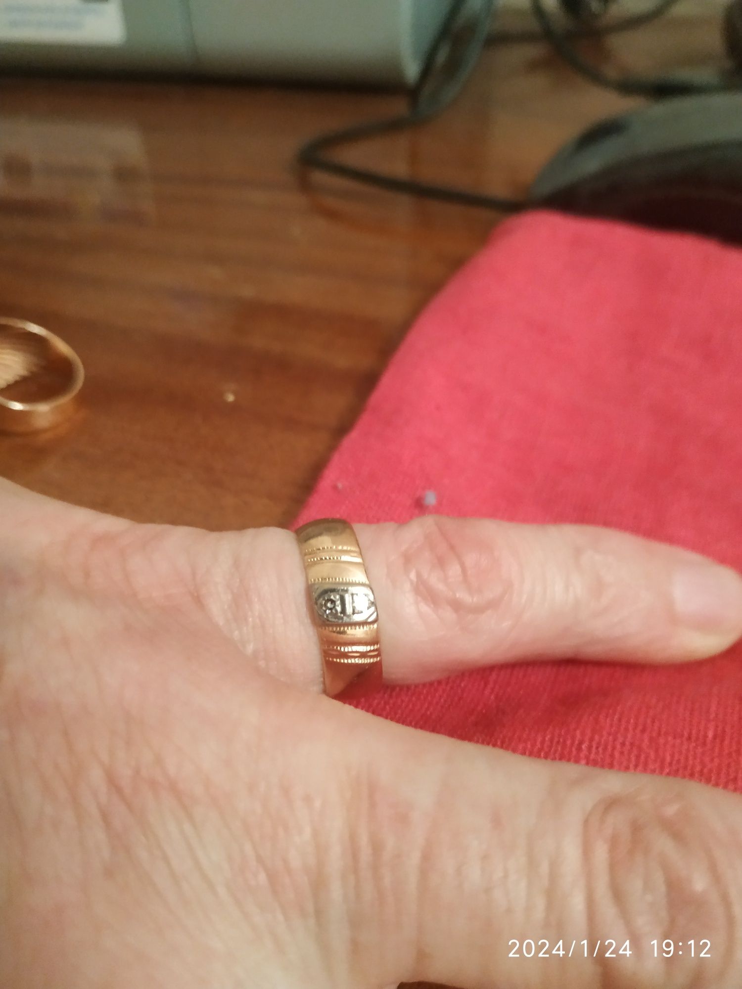 Обручальное кольцо с бриллиантом.