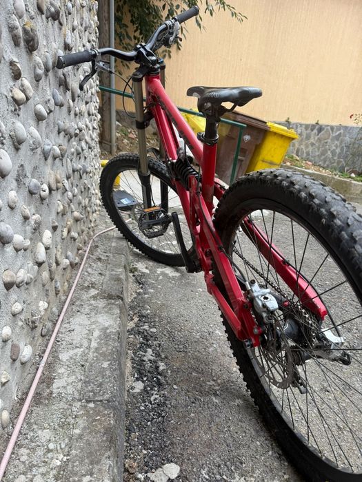 Vând bicicleta downhill