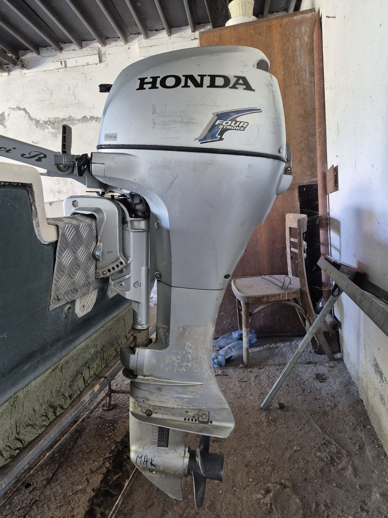 Vând  motor  barcă Hond 10hp.