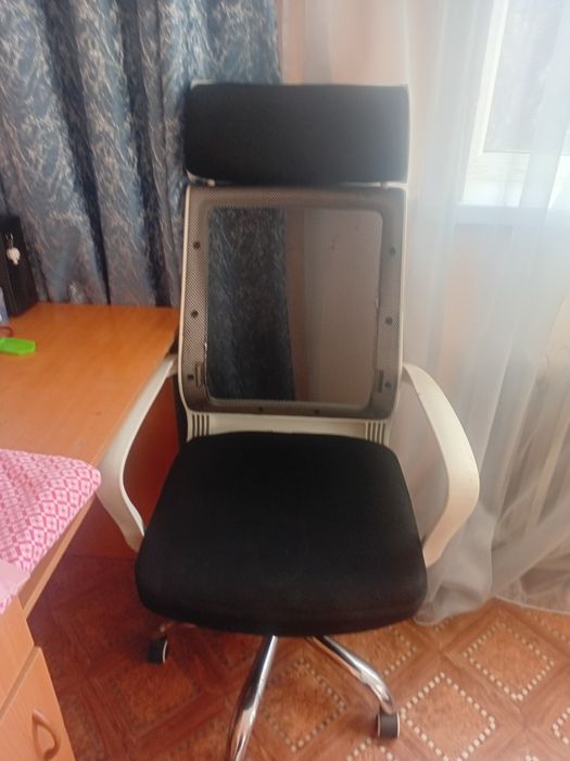 Столы и кресло офисные в количестве 10 штук