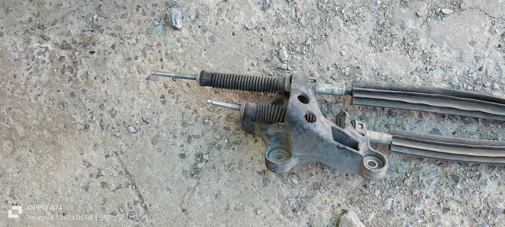 Кулиса КПП.резиновый полик оригинальный б/у Фольксваген Поло и Шкода