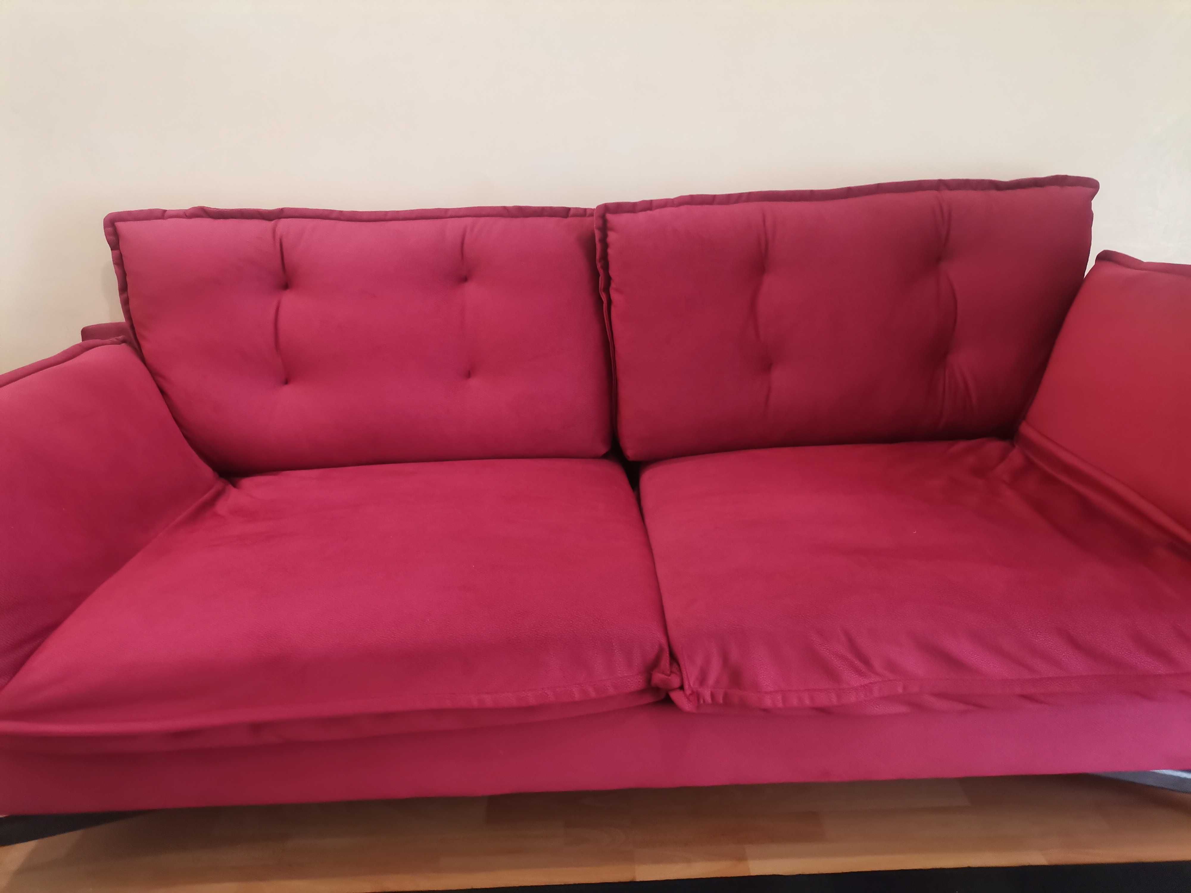 Детско легло унисекс и червено канапе-диван