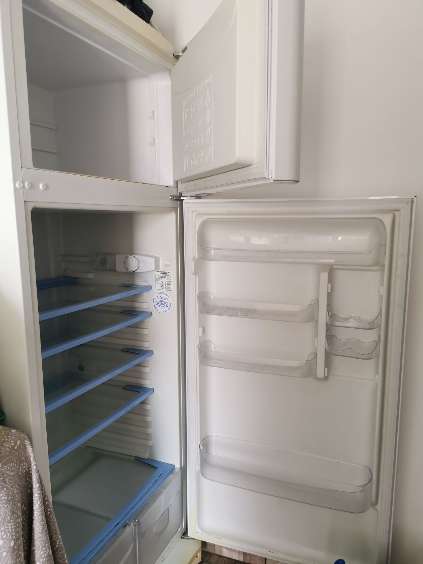 Vand frigider cu congelator.