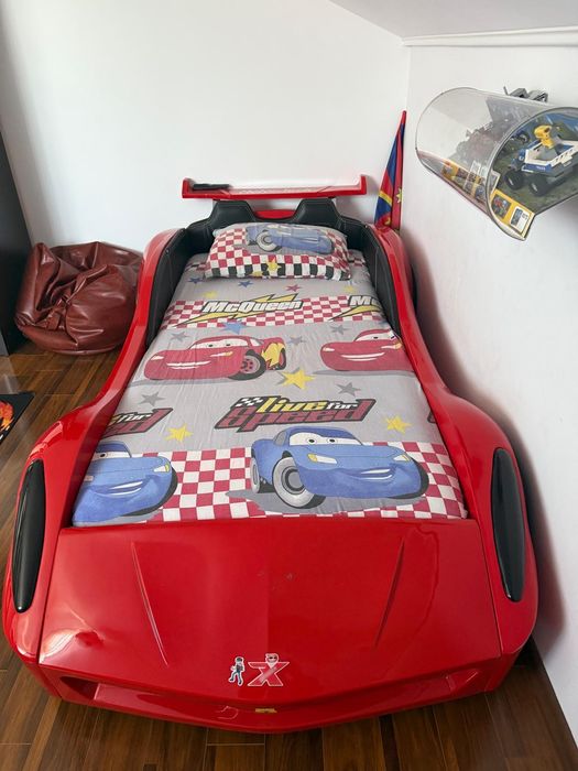Vând pat masinuta ferrari
