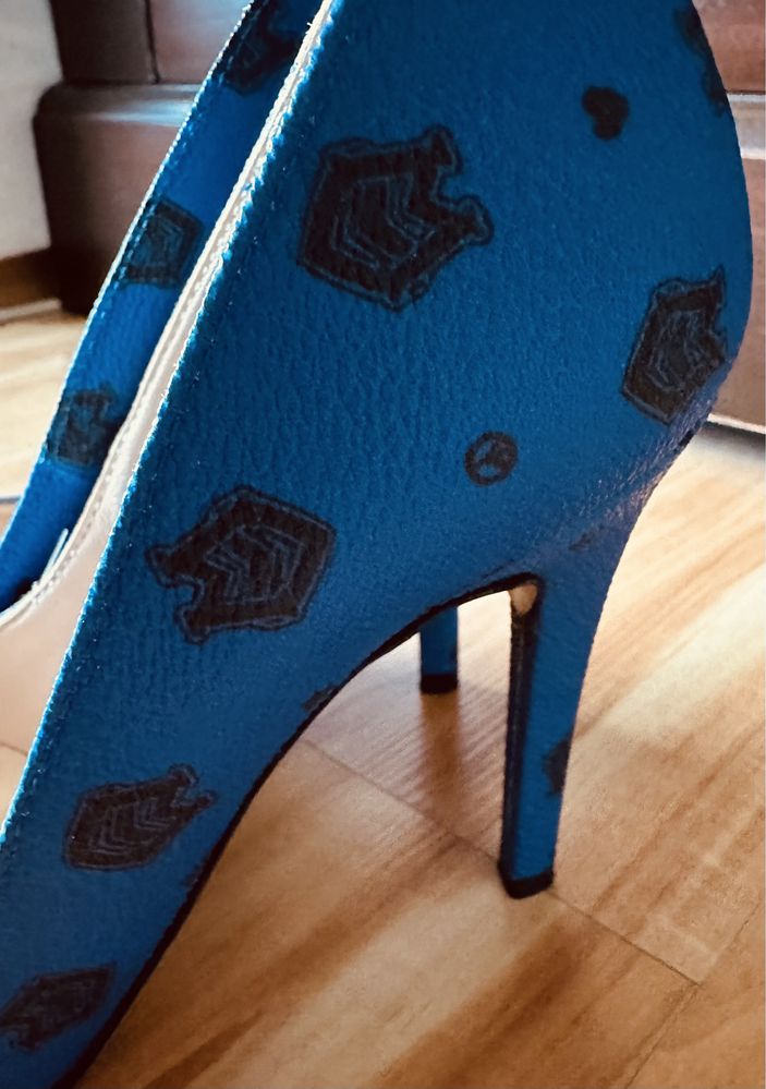 Pantofi stiletto Love Moschino