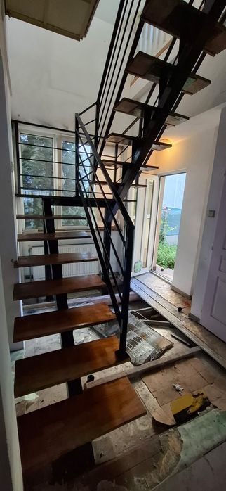 Vindem scări interior de lemn