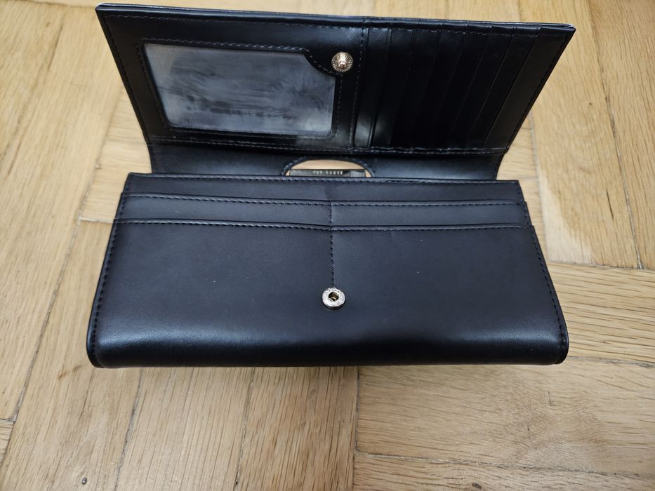 Оригинално портмоне на Ted Baker London. Много удобно и здраво. Отличн