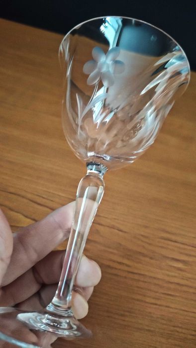 3 красиви и нежни кристални чаши за вино