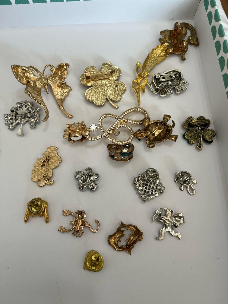 Lot bijuterii diverse 8 bratari, 20 de brose, cercei, pandative