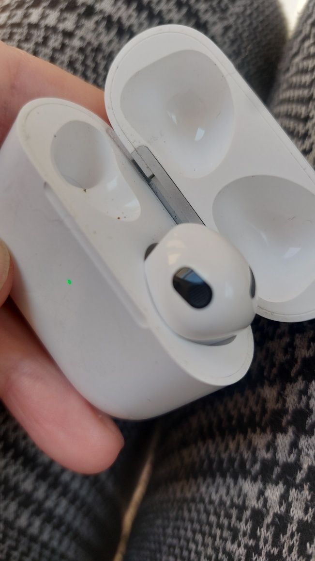 Airpods 4,  нет левой стороны