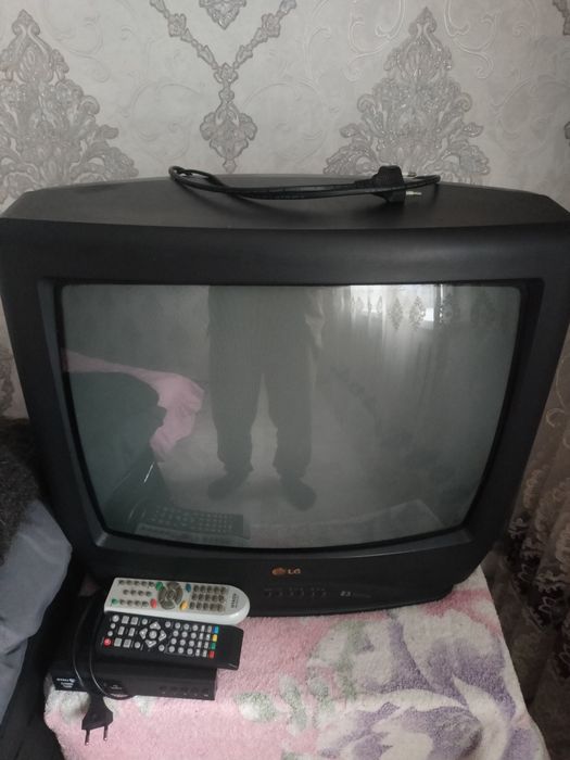 Продам телевизор в отличном рабочем состоянии, приставка