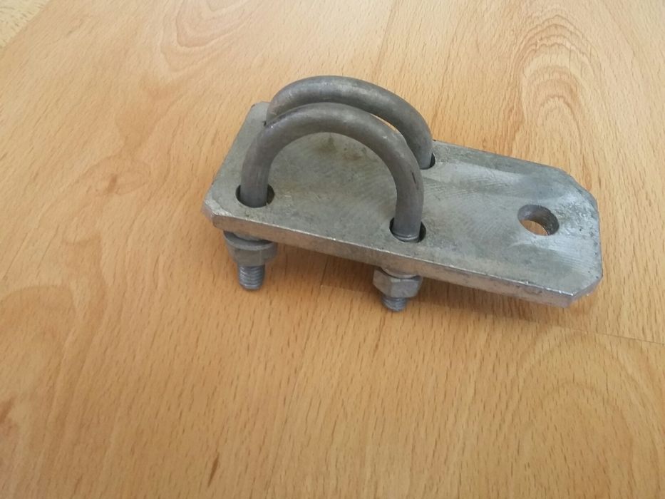 хомут двойной для дюймовой трубы и кабеля.