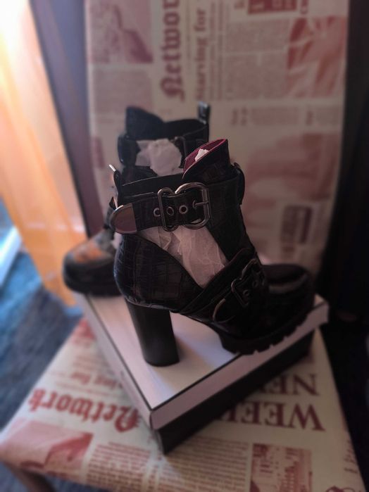 Кожени боти на висок ток