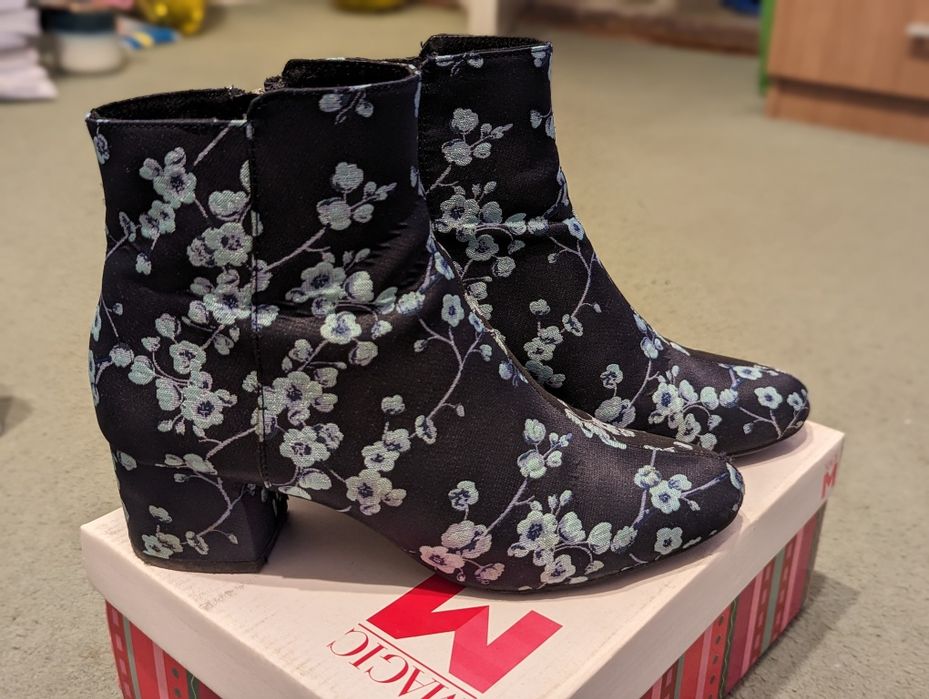 Botine Bershka model floral