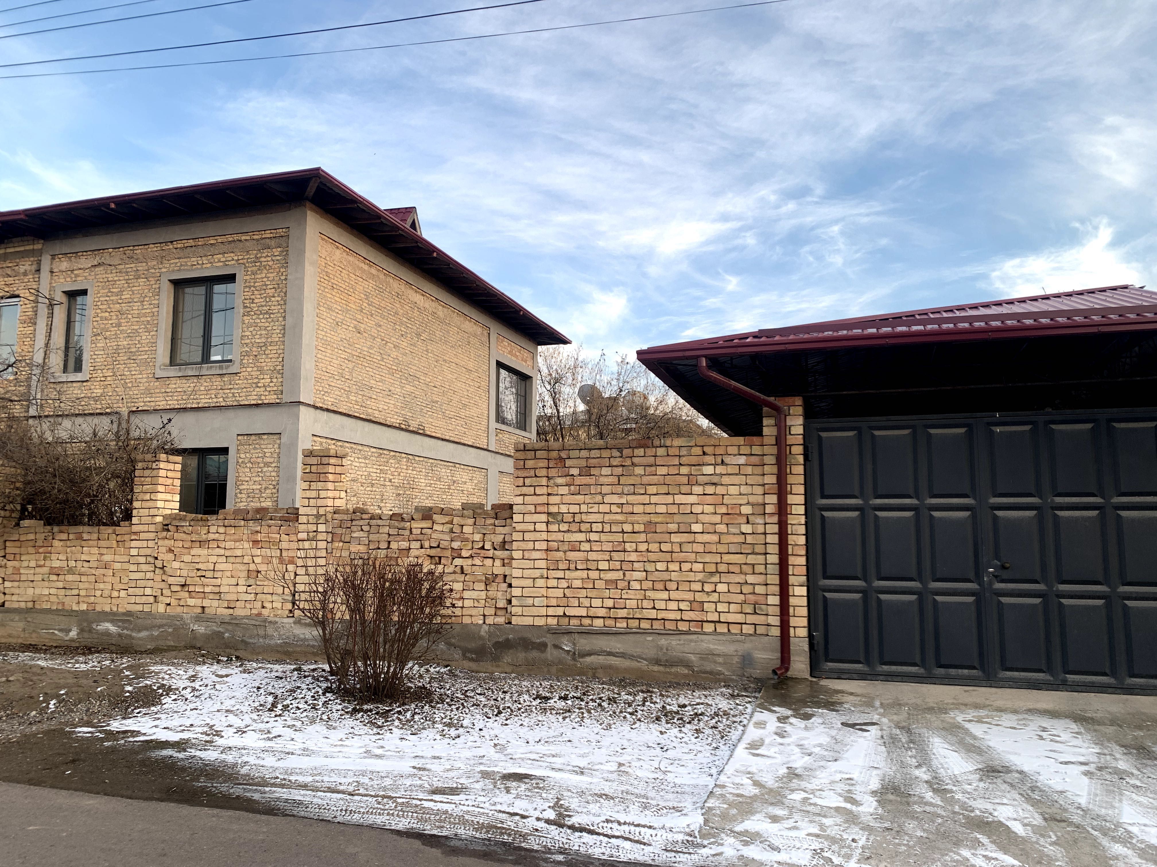 Продается коттедж в поселке Улугбек