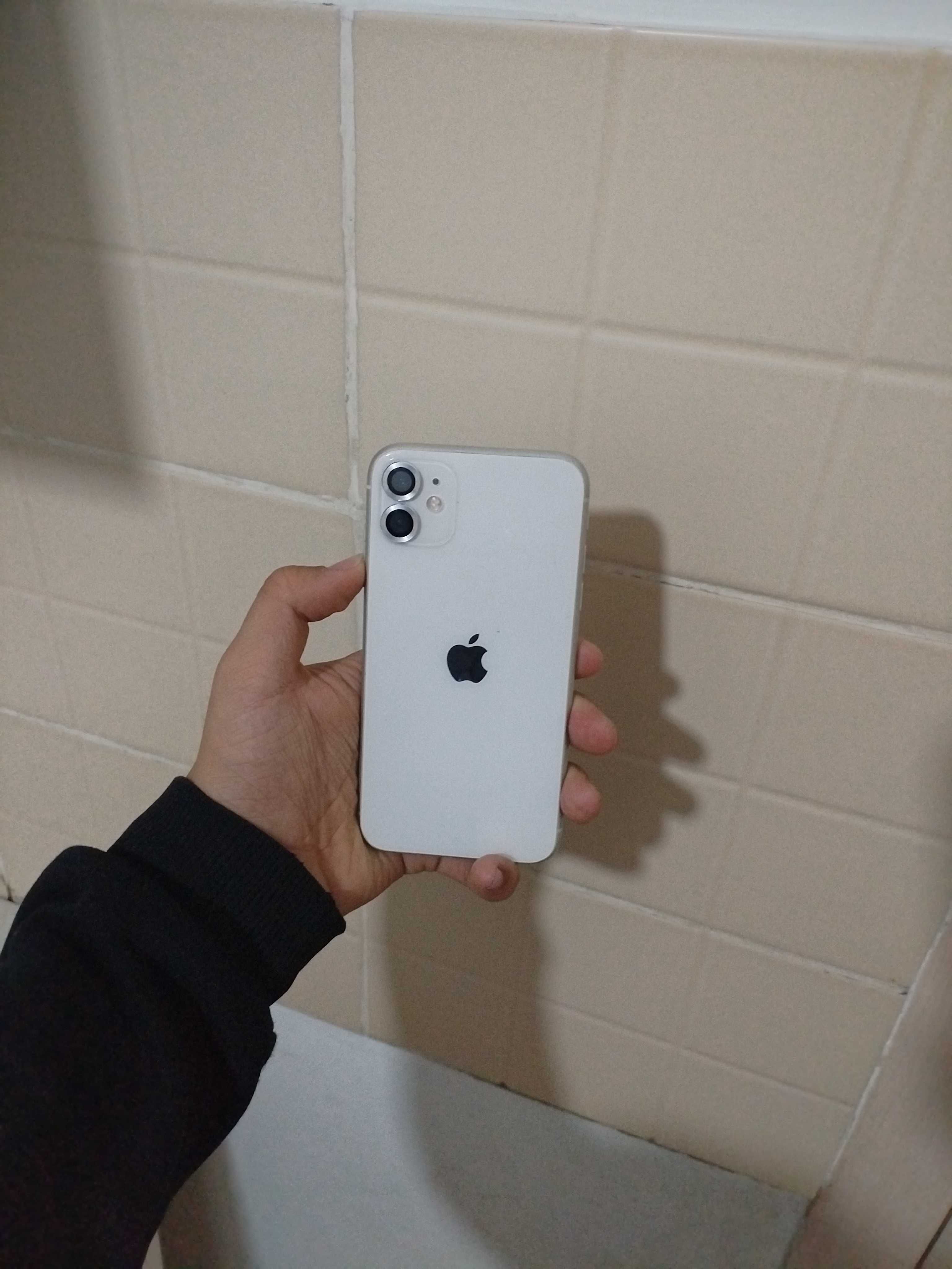 IPhone 11.   . .