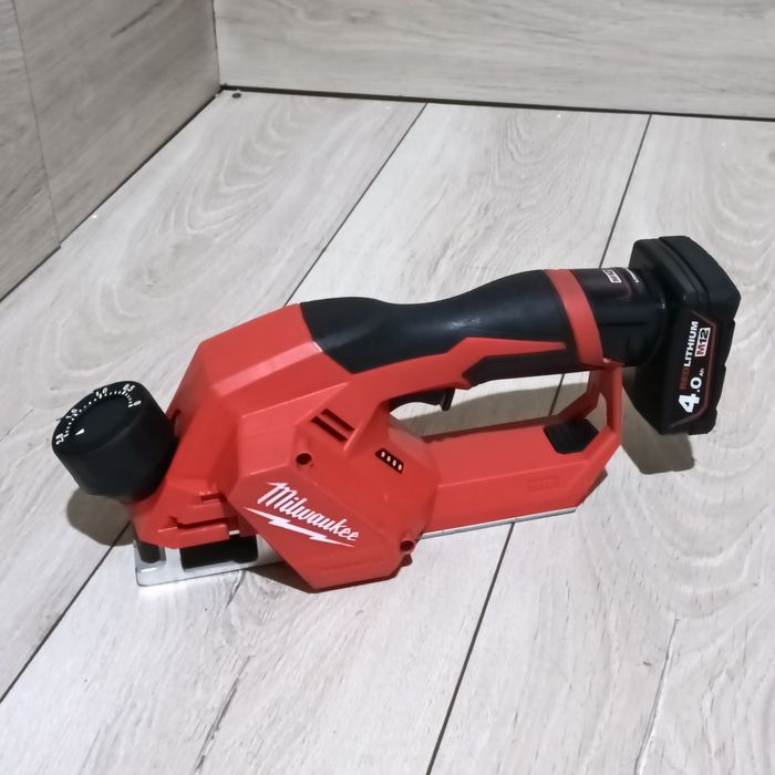 Rindea pe acumulator Milwaukee M12 BLP