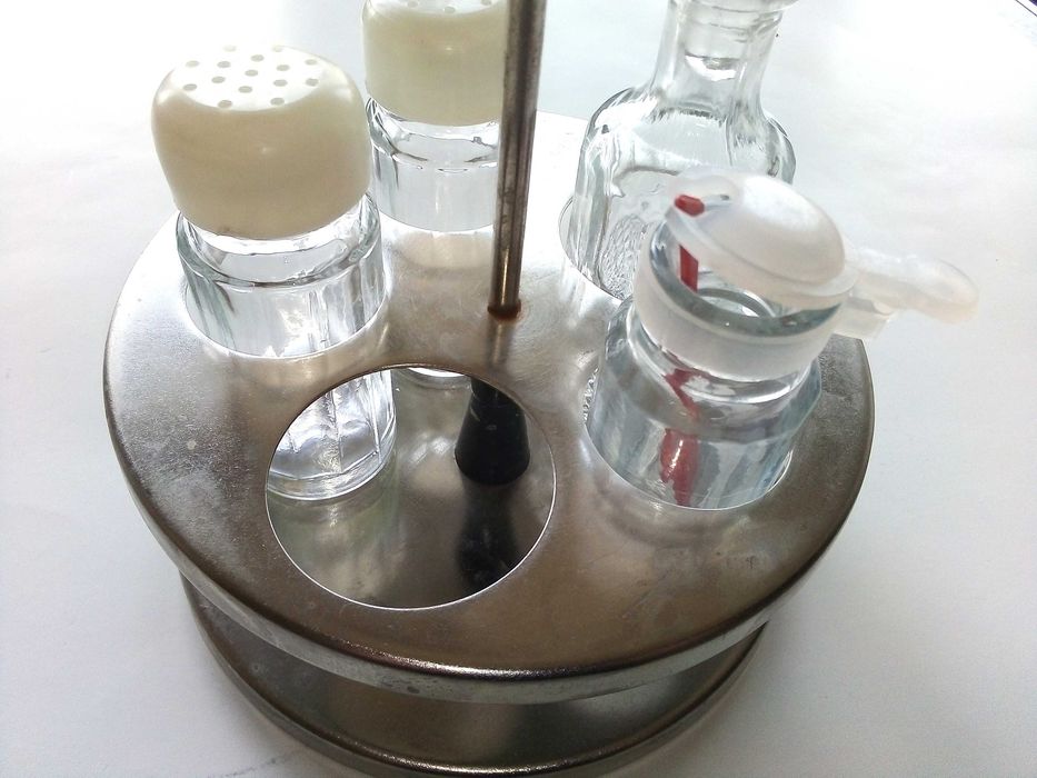 Два стари комплекта за подправки