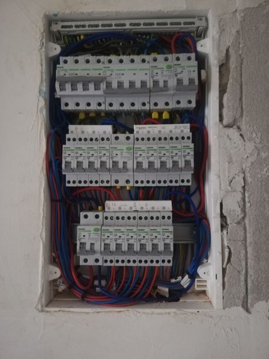 Electrician cu experienta