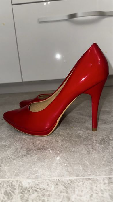 Червени лачени обувки на викок ток, размер 38