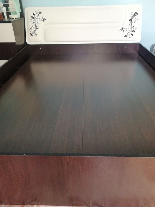 Кровать длина 2метра,ширина 1.65м