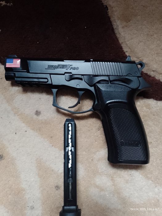 Vând pistol airsoft pentru tras la ţintă şi divertisment