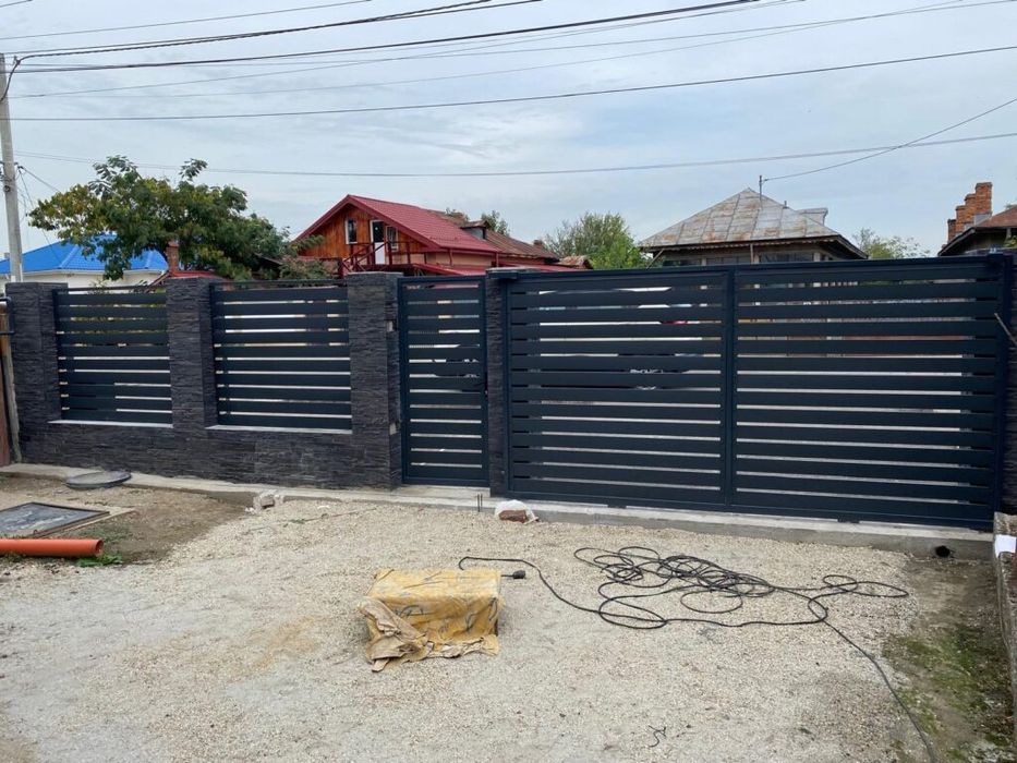 Construim la comanda dvs. garduri si porti din:
- panouri stil jaluzea