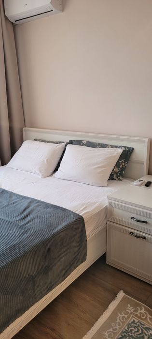 Кровать с матрасом и тумбами